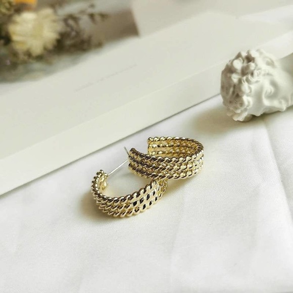 OPEN Circle Huggie Hoop Earrings 18k Gold Plated - Picture 3 of 3